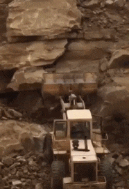 看我山崩地裂掌！