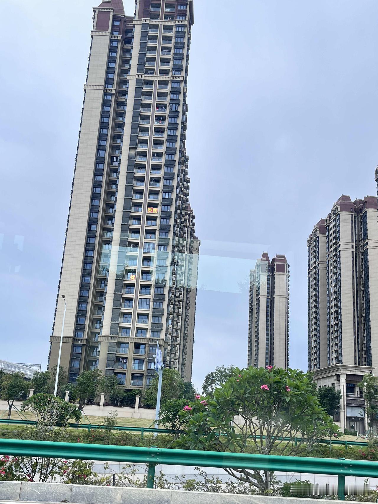 潮水退去才知道
谁在裸泳
中山这座唯一一座以人名
命名的城市具有很好的地理优势