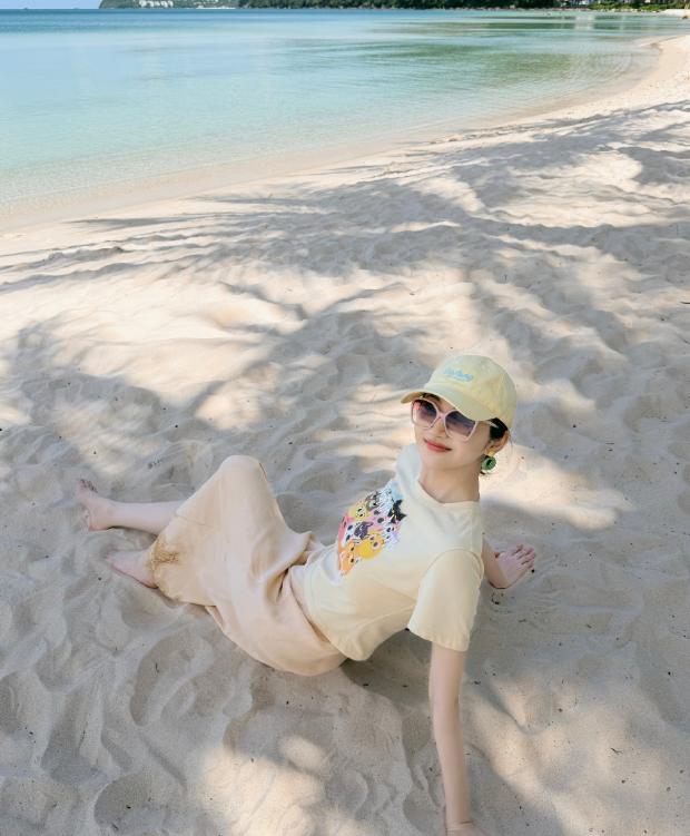 近期，景甜迎来38岁生日，一组海边生日写真悄然刷屏网络，画面里的她赤脚躺于沙滩，