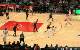 申京空中撞飞凯斯勒完成2+1，绝对够硬！
北京时间1月21日，火箭与爵士的比赛进