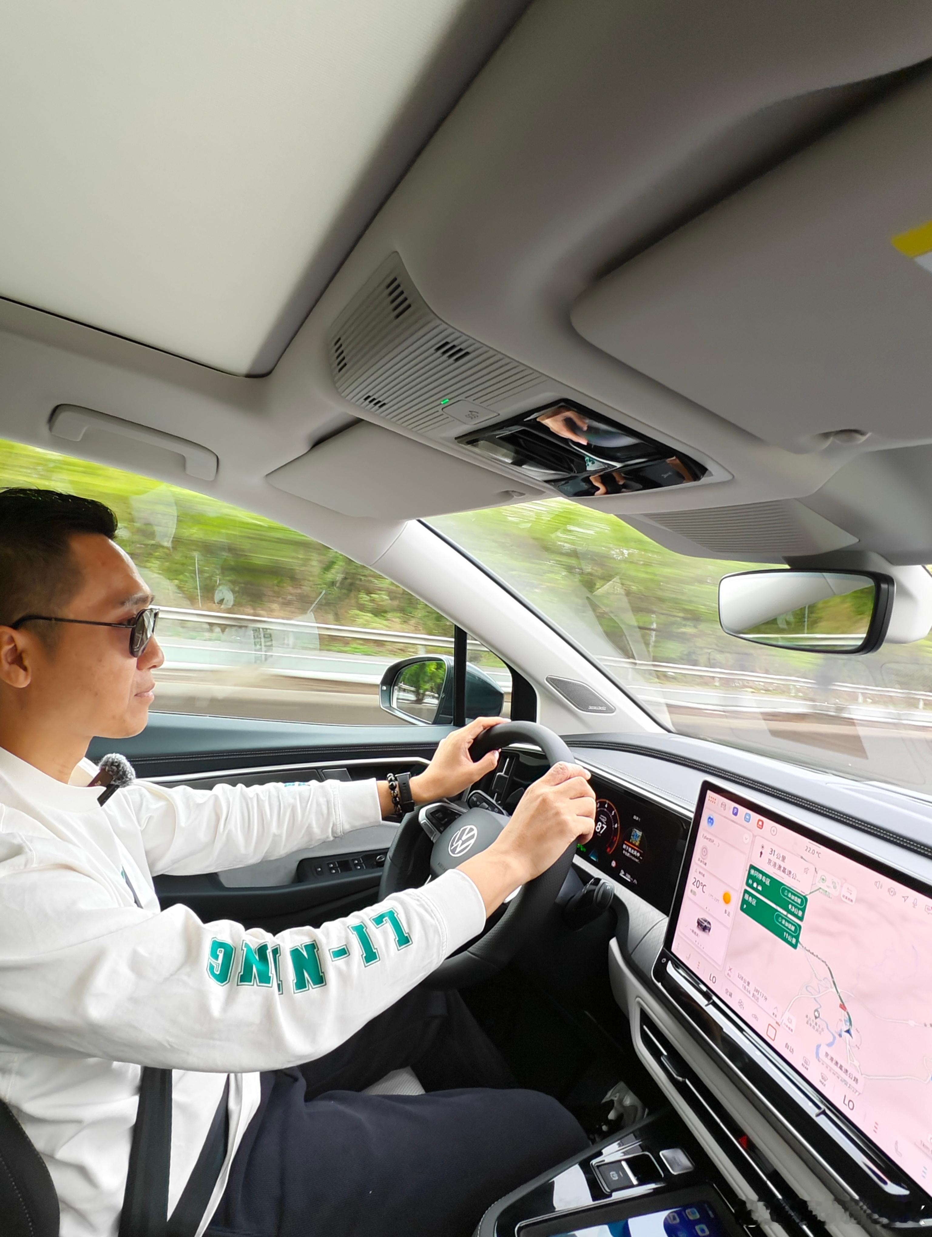 正在驾驶一汽大众全新揽境前往赣州，从广州出发，全程400公里左右。此次一同参加高