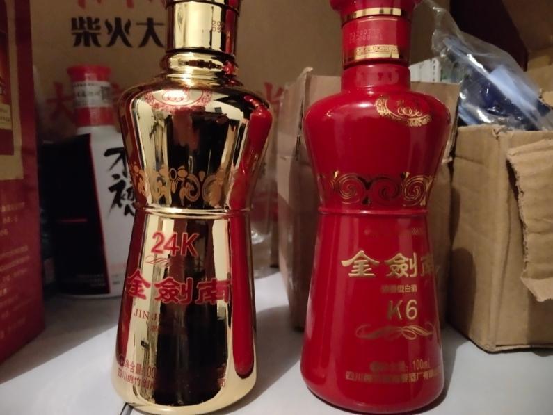 实体店怎么还开得下去?我昨天去朋友的烟酒店买了箱剑南春水晶剑K6，还给我打9折，