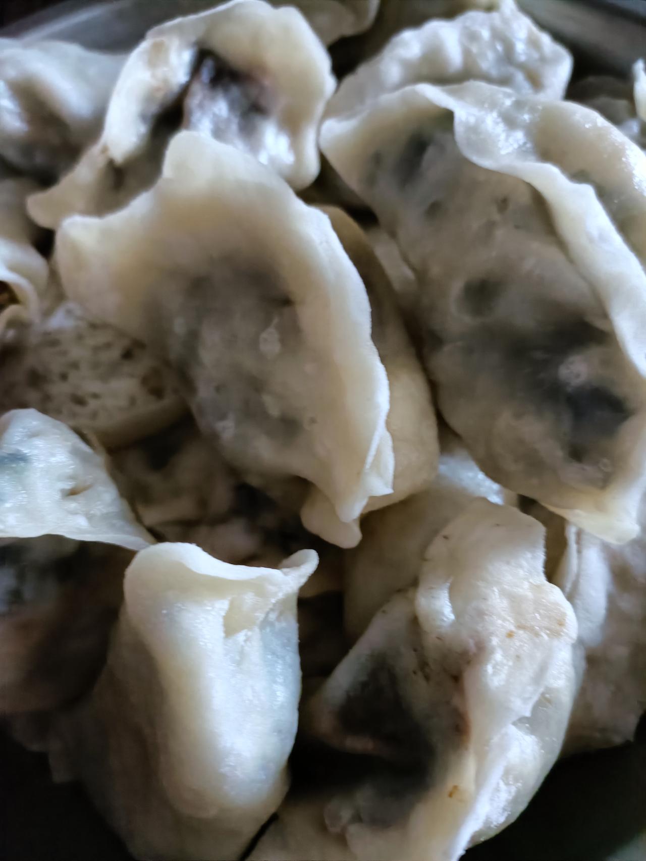 晒图笔记大赛自家包的鸡蛋韭菜包子，孩子们很爱吃，我自己包的韭菜素肉馅饺子更好吃，