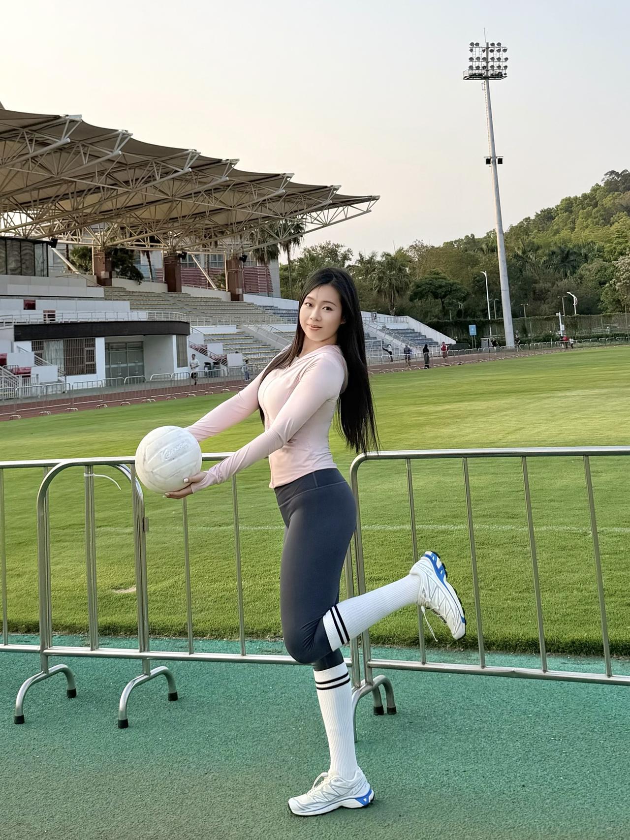 运动少女在绿茵场上，活力满满！🏃‍♀️🏐