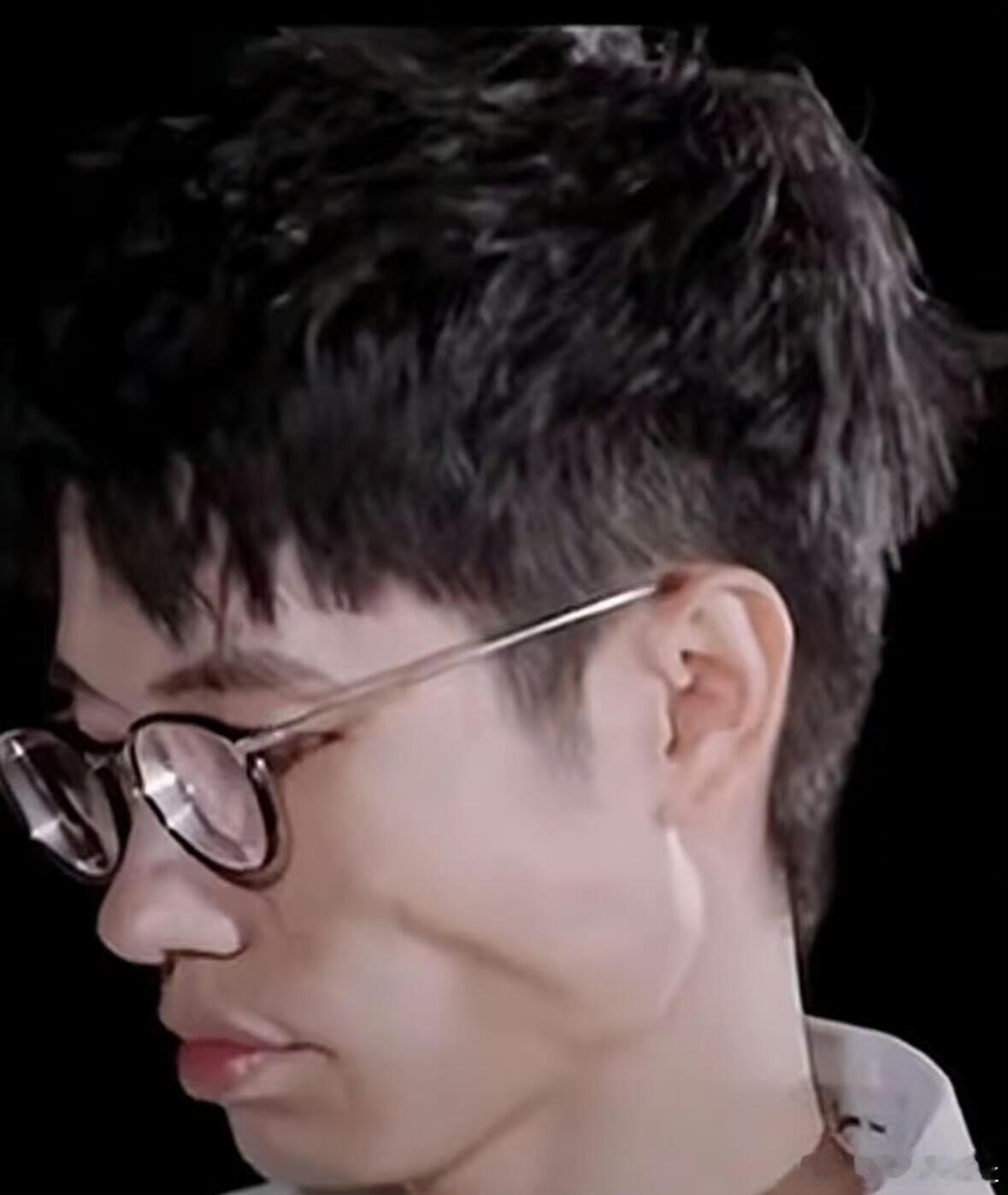 李行亮的咬肌居然这么大，是不是平时被麦琳气得咬紧牙关导致的 