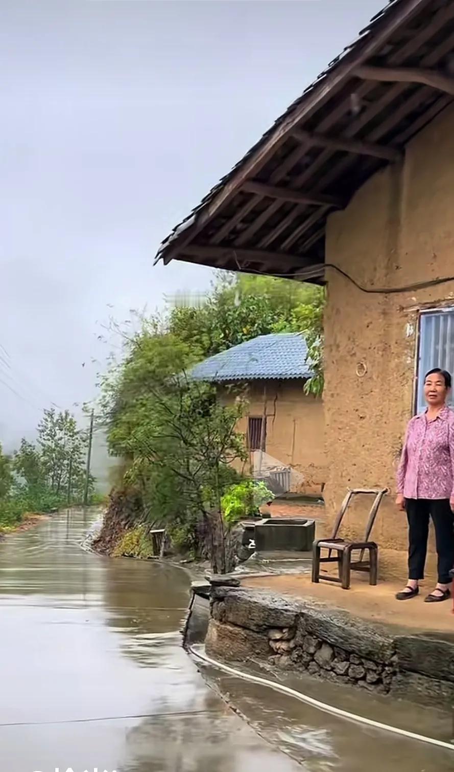 小时候，最喜欢下雨天，因为可以不用去地里干活了，大人也不用起早贪黑的忙，一家人在