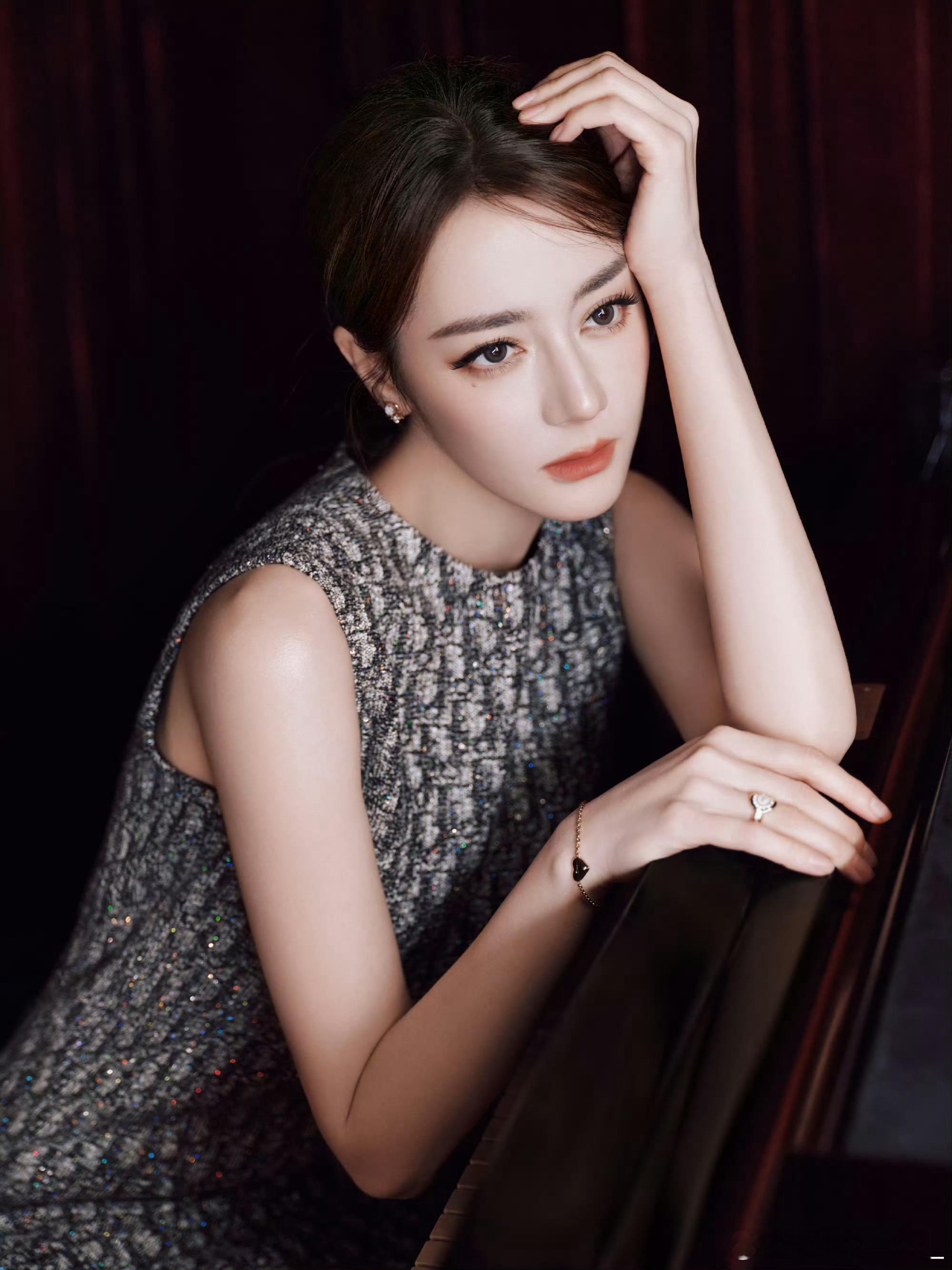 迪丽热巴Dior全新推广大片释出，优雅氛围感拉满，美得惊艳，妥妥的迪奥女郎 ​​