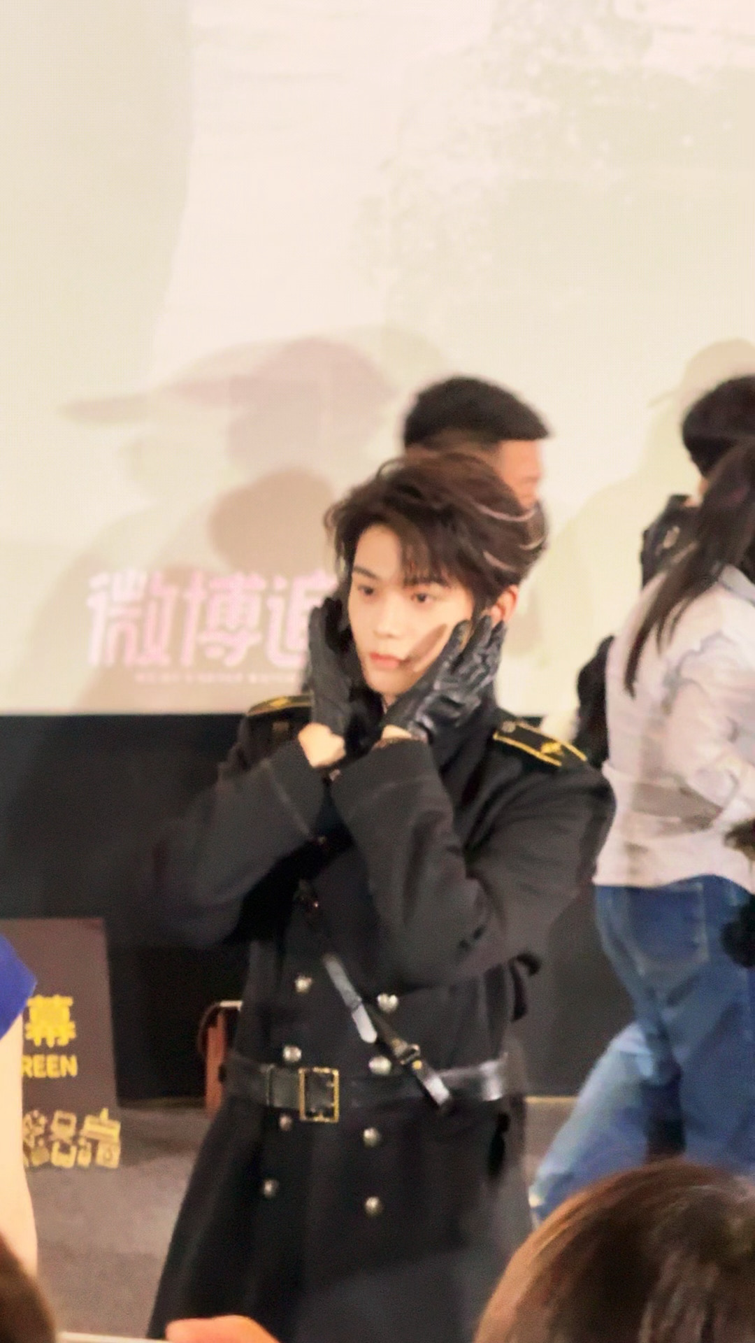 来！看！我做了个动图！！！萌晕了！！！丁禹兮穿了张海虾戏服