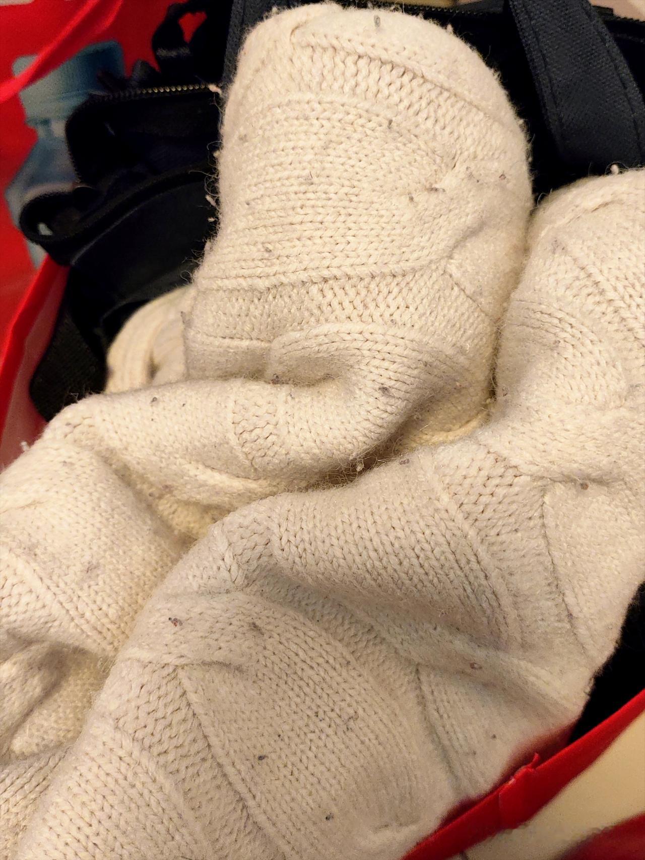 我都这么穷了，还怕别人吸走我的运气吗？
今天晚上断舍离了一些衣服，放到了垃圾桶旁