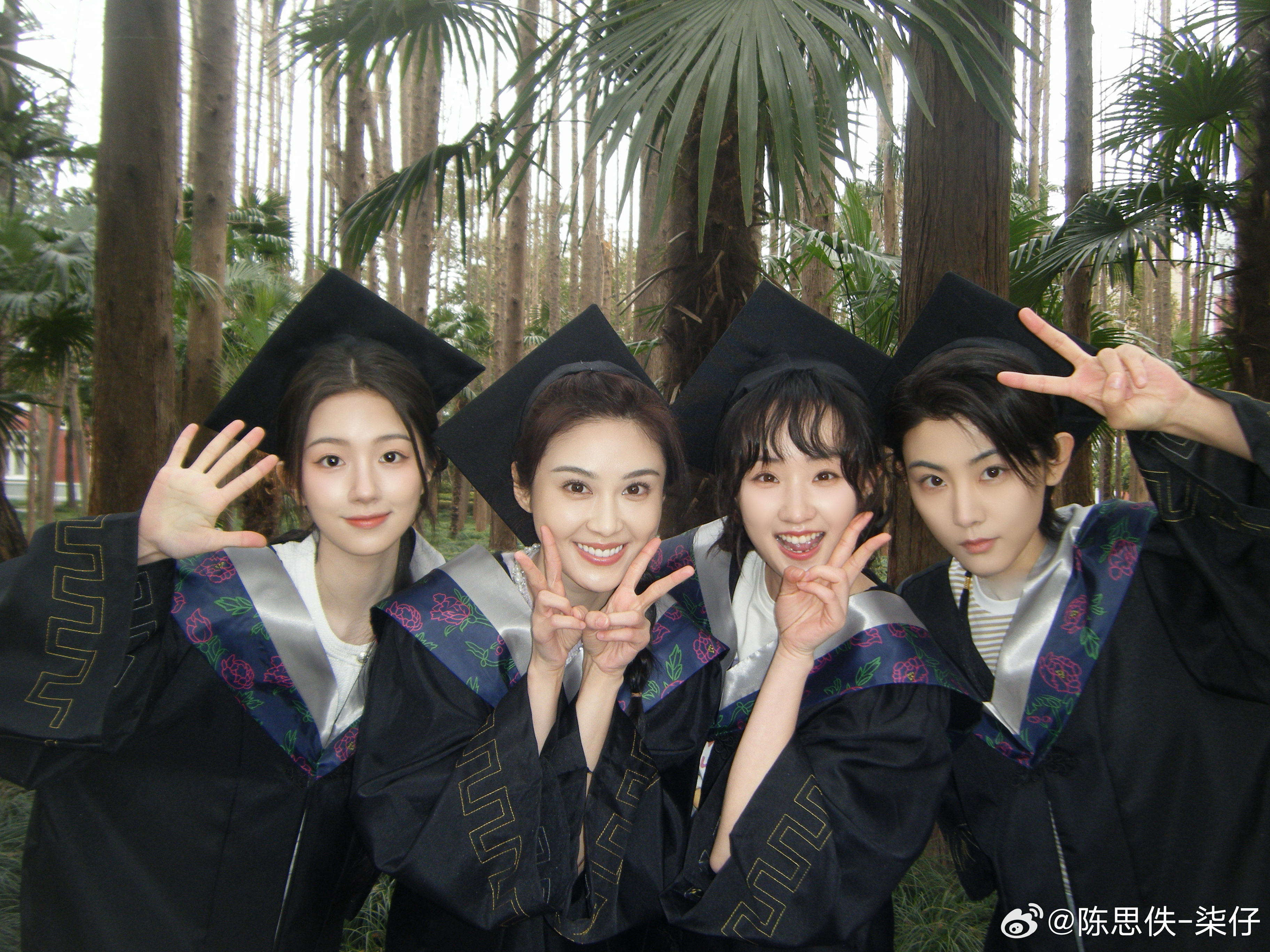 如果曦光是饱满清甜的西瓜，那么思靓就是一颗色泽鲜丽的青苹果，一口咬下去才发现，它