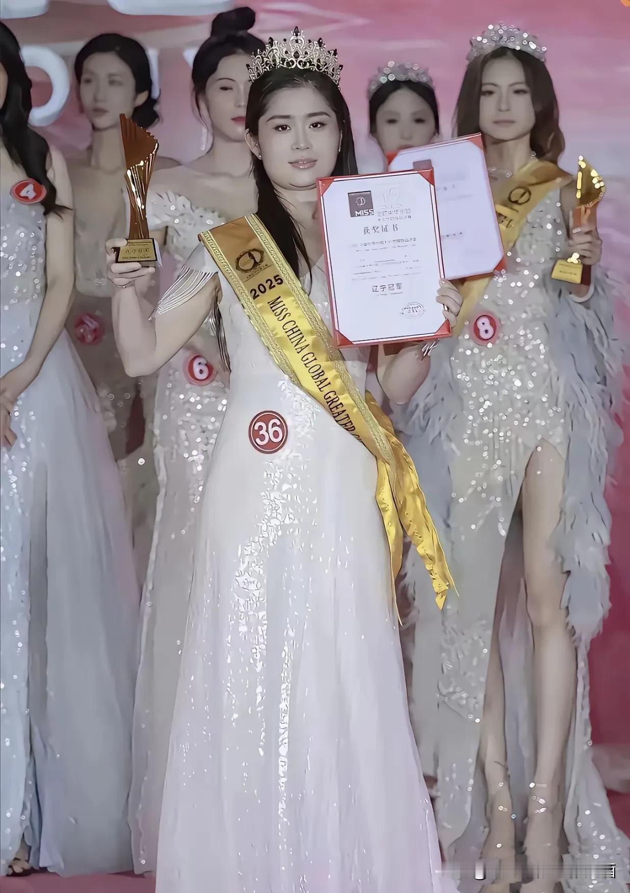 选美大赛，冠军🏆🏆🏆
浓眉大眼国字脸，方正小姐姐👍🏻👍🏻👍🏻