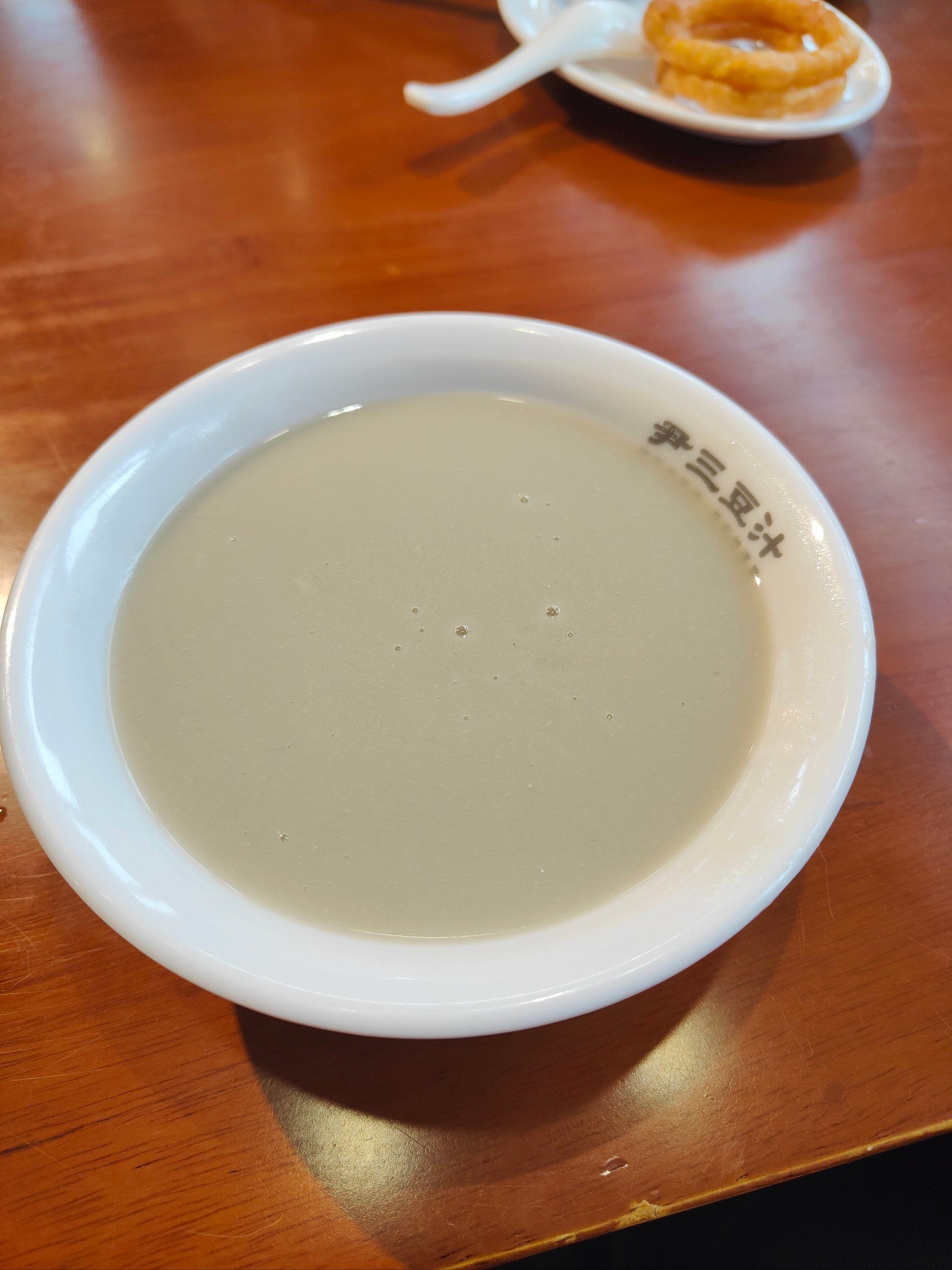 特朗普抵京特朗普走出机舱 特朗普难得来一次中国🇨🇳 不得把各地特色美食安排一