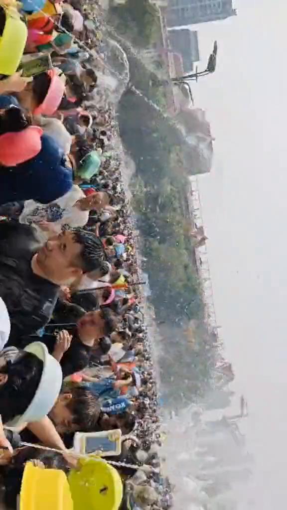 希望大家能够继续留住这份热情以及激情。亲爱的朋友们，请大声说起来，要不要再来一次