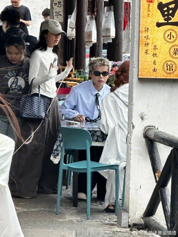 古镇偶遇殷世航傲娇美 殷世航傲娇美古镇约会实拍！殷世航全程牵狗帮女友拍照，超甜蜜