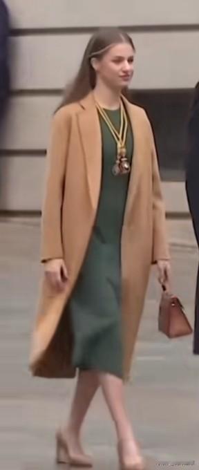 时髦精们总告诉女性一句话:
如果你的衣柜只能入手一件高品质大衣，那一定要选驼色，
