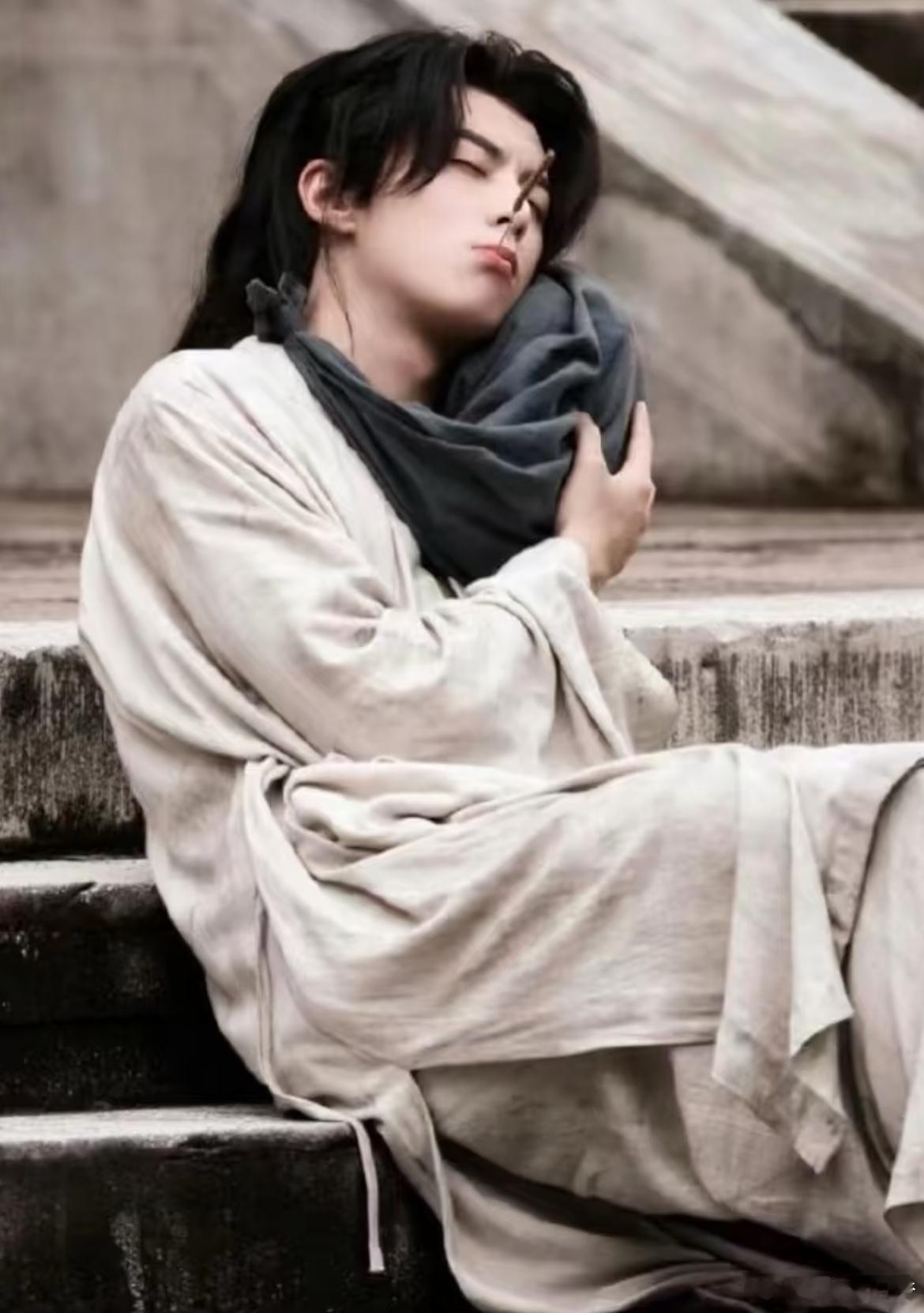 王鹤棣你在用你的帅脸做什么  浓妆扇子和梦里瘦毯子对于王鹤棣来说无疑是一次抽象挑