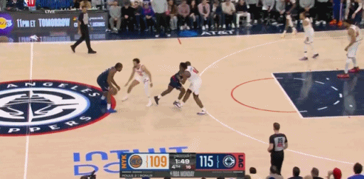 小卡破包夹分球的能力确实比杜兰特强了不少。
小卡面对包夹时，分球时机选择非常好，