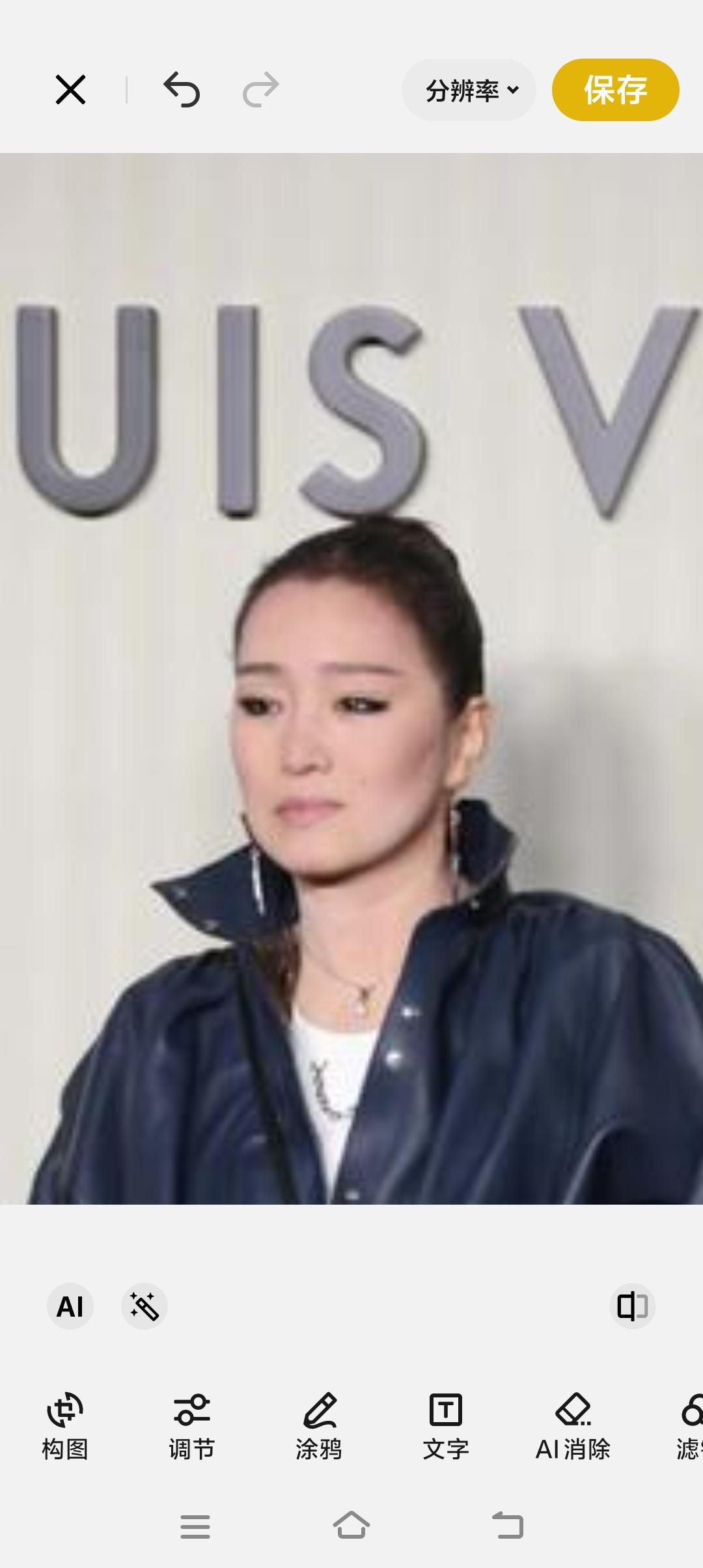 巩俐60岁了，一下刷到她的照片，她照片笑的时候不多，不知道为什么总垂下眼帘？
