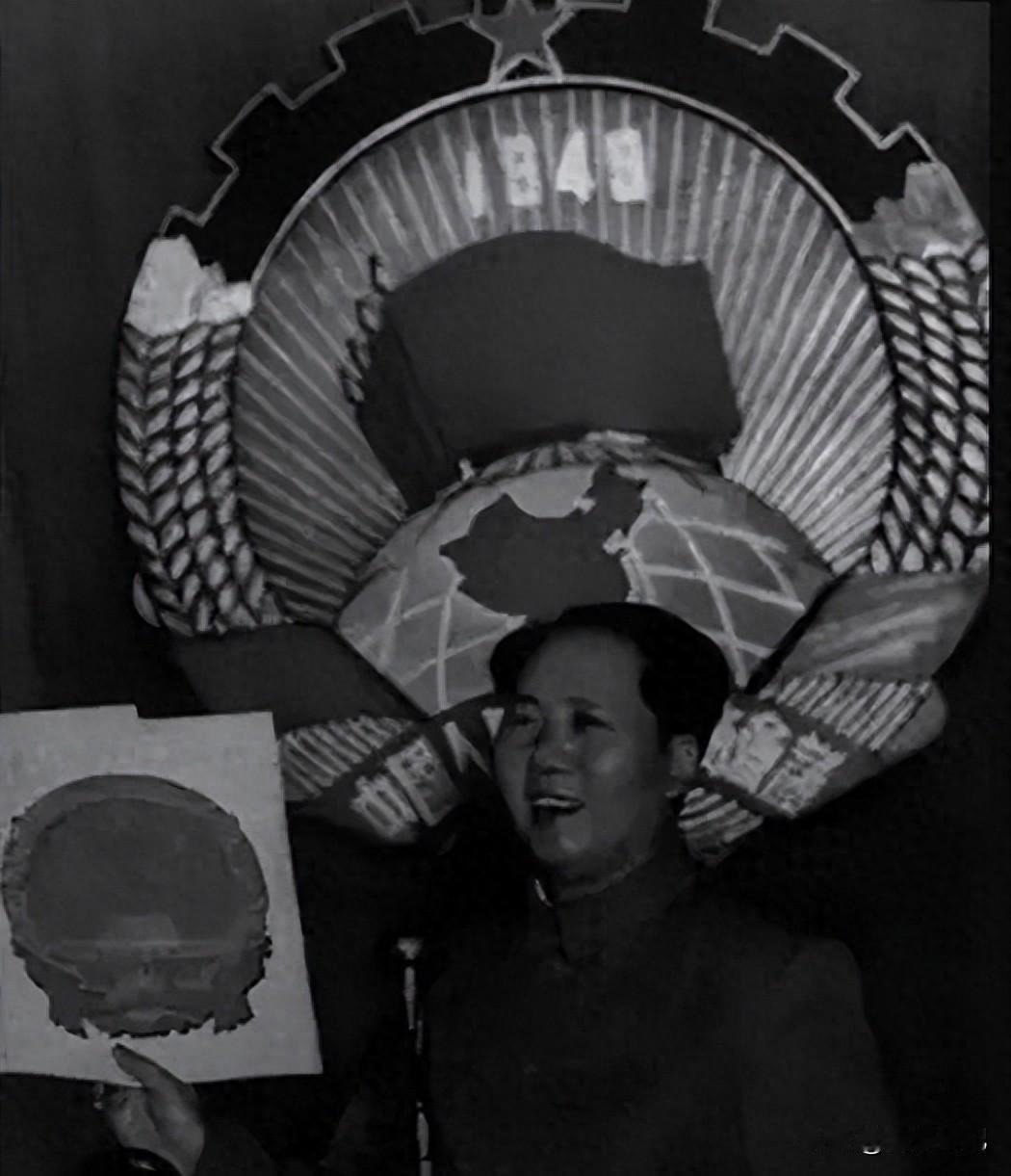 林徽因玉璧败给天安门，六个方案挑到最后，那年夏天挂上去的国徽差点烂了。
1949