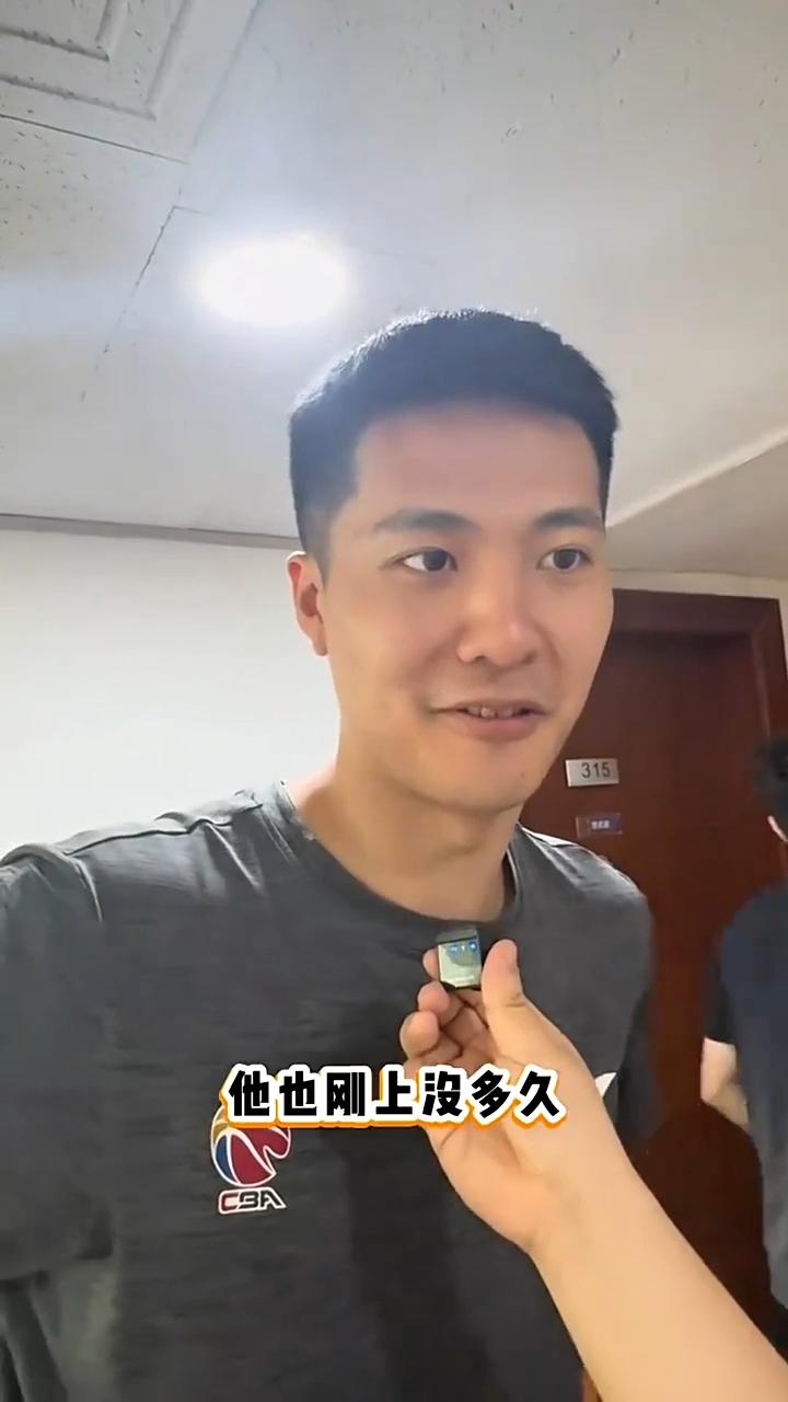 北控男篮昨天组织球员，集体观看了中国男篮与台北男篮的生死战。观赛的时候沈梓捷像个