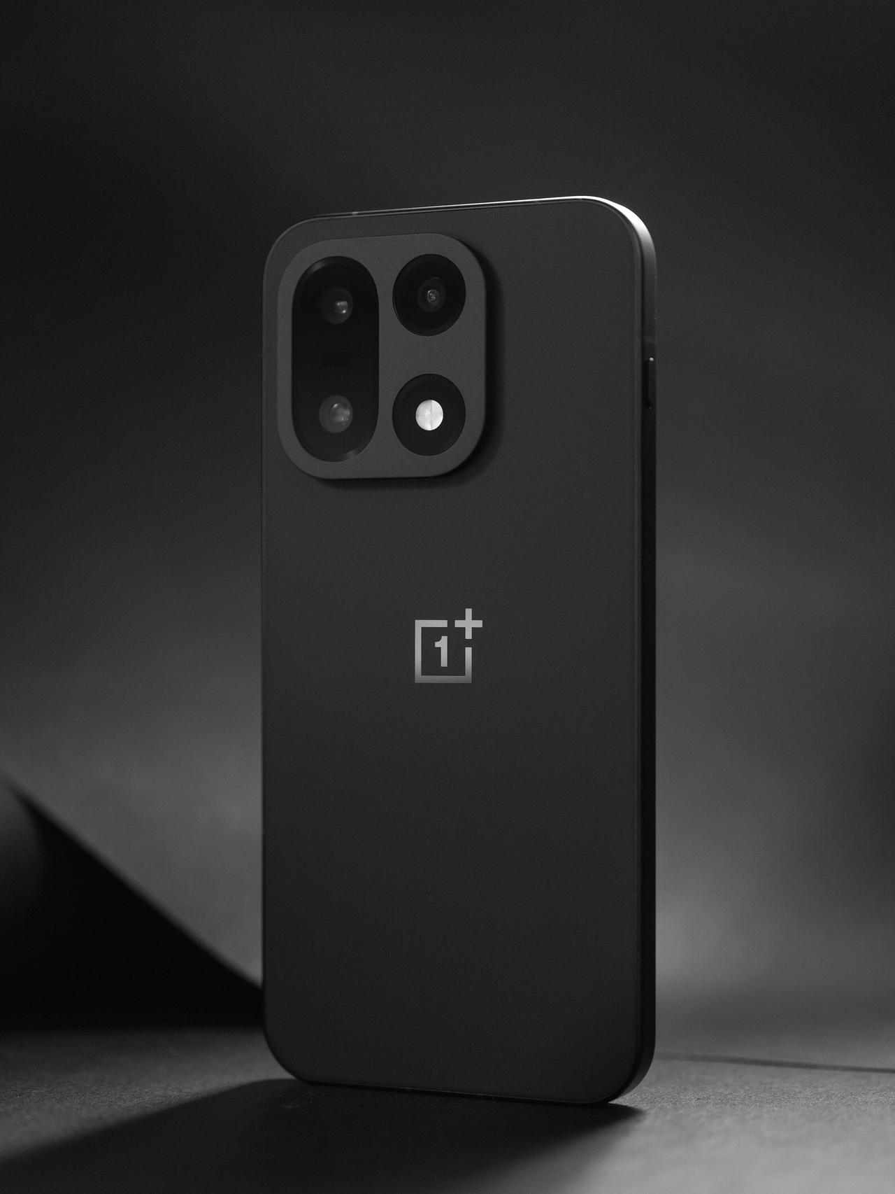 一加15「绝对黑」图赏：多盘，更舒服再来一组一加15「绝对黑」，越盘越舒服。其他