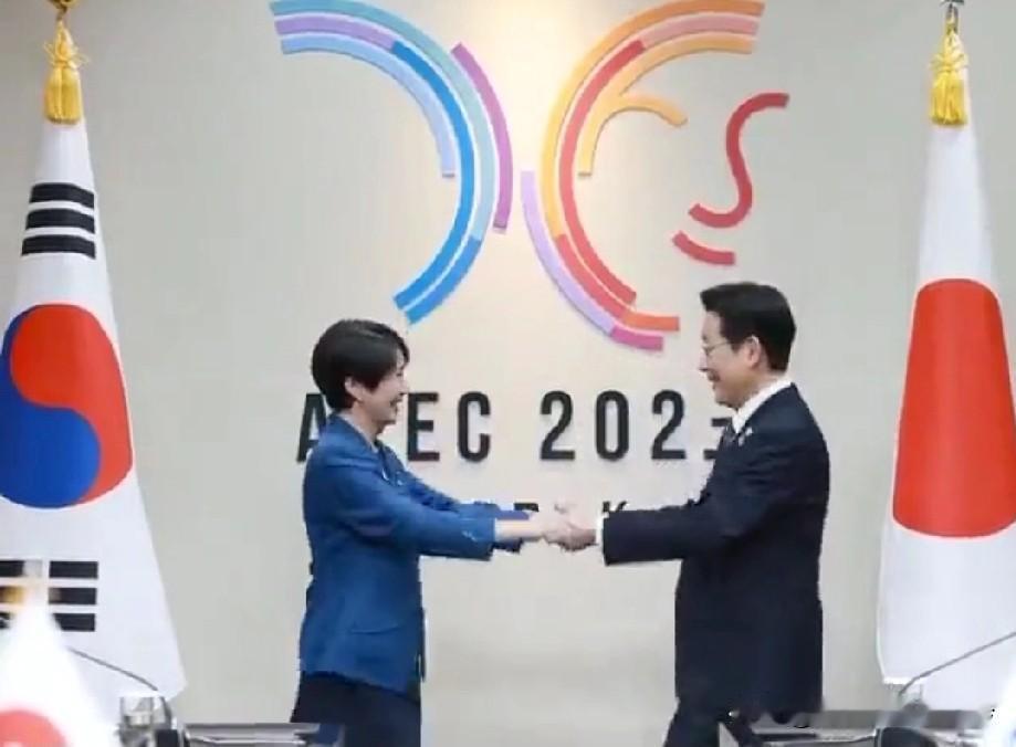 这世界着实奇葩，有时候离谱得能让人惊掉下巴。就说日韩首脑会晤吧，恰似黄鼠狼与鸡结