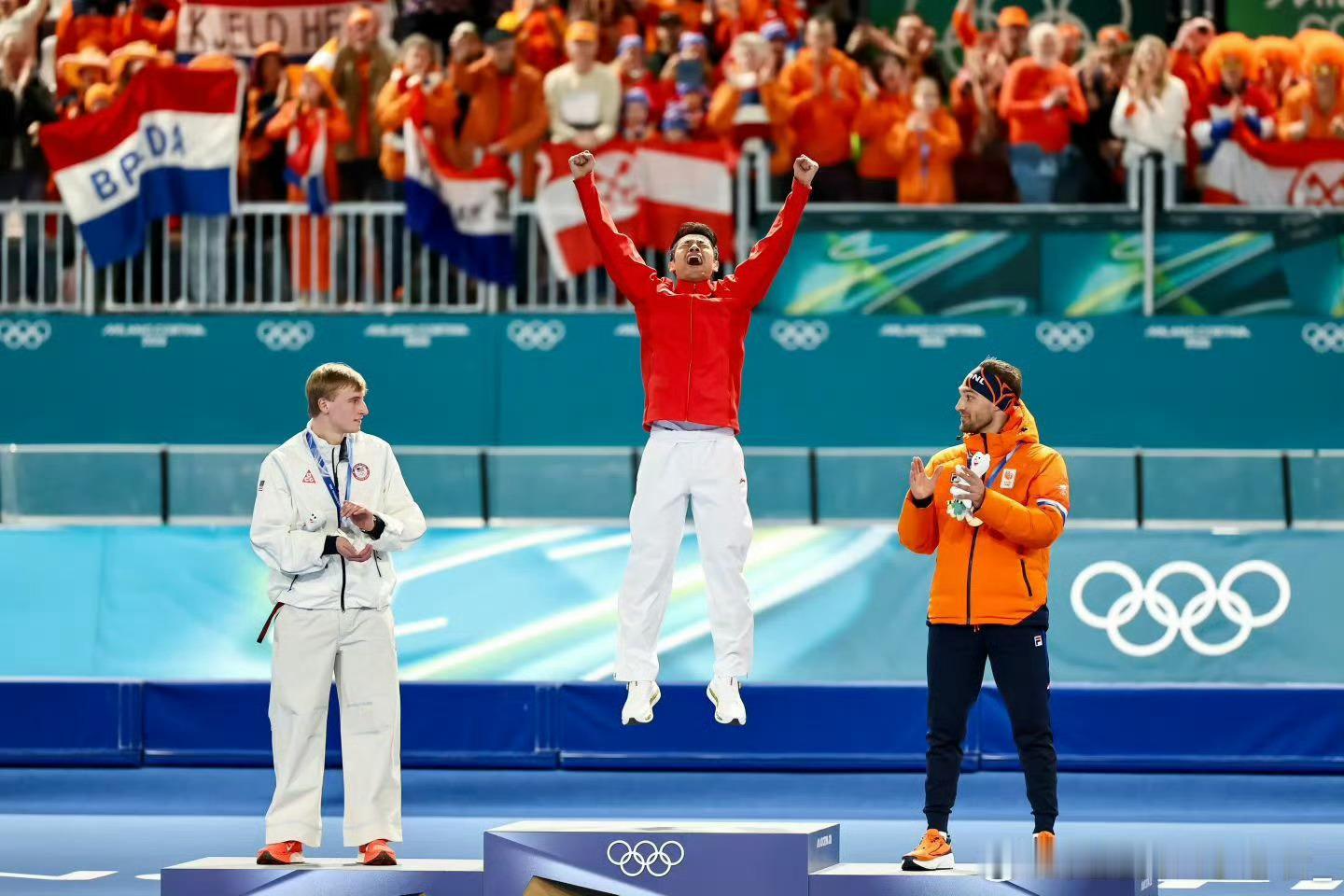 🔻旗手宁忠岩。宁忠岩金牌中国队米兰冬奥第3金全民聊冬奥海外新鲜事