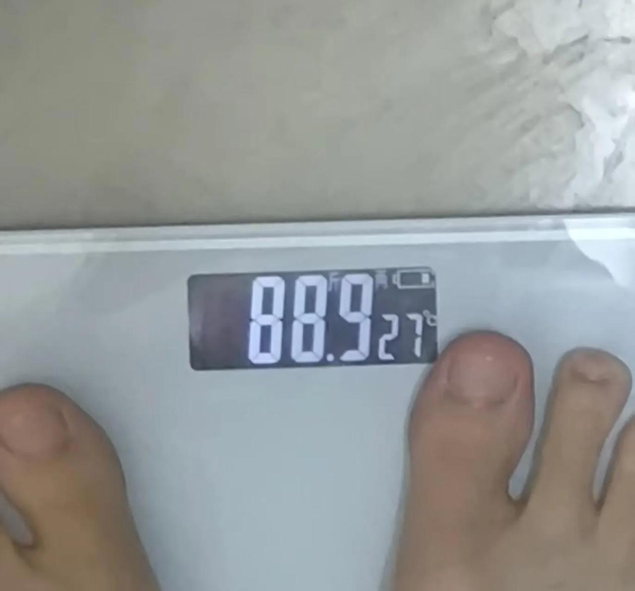 好几天没称体重，没想到掉90了，期待早上是不是只有88斤，怎么88斤上镜还是好胖