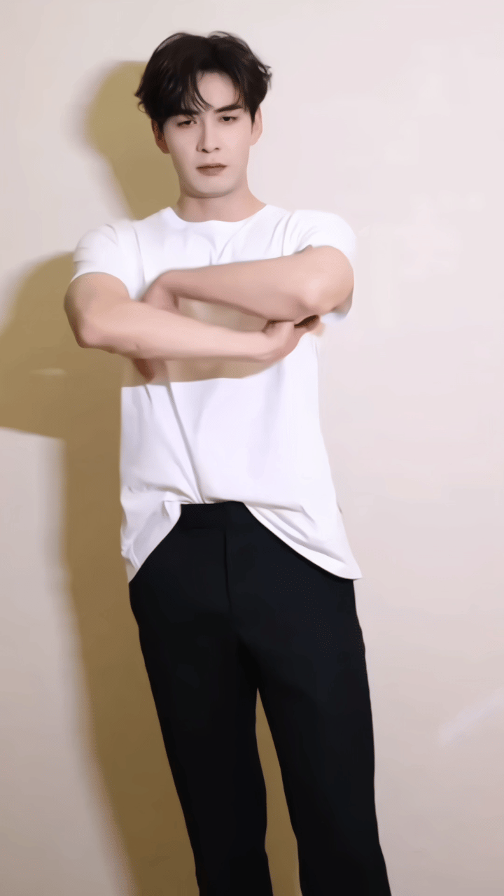 早安  早安，我滴乖宝宝～人生，该笑的时候，不如放声大笑。抱怨身处黑暗，不如提灯