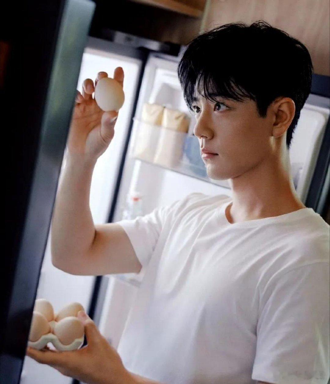 王晶说肖战戏路很窄王晶直言肖战戏路受限还常演不合适角色，建议学刘松仁路线、团队好