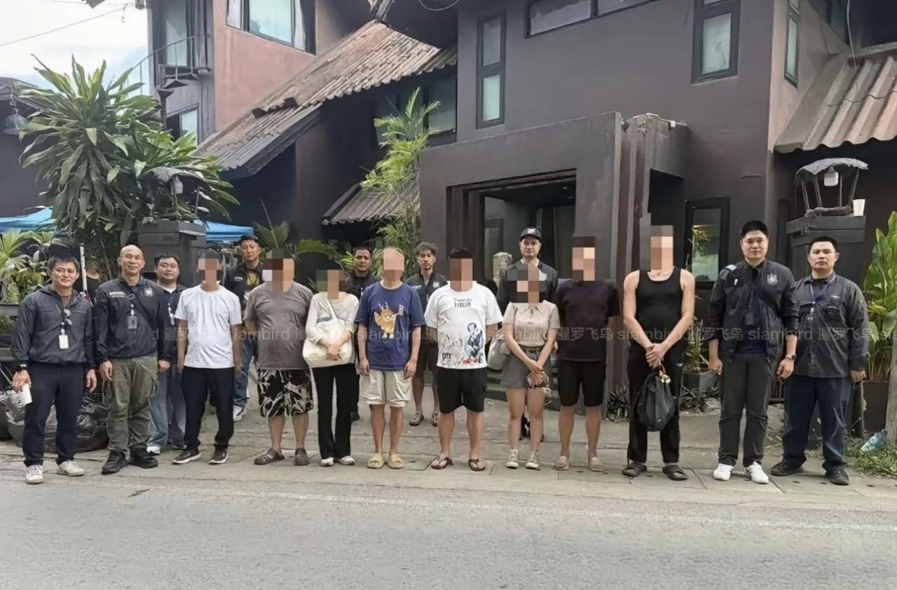 8个中国人在泰国拍短剧被抓！拿着旅游签证去拍短剧，真把国外当法外之地了？
 
5