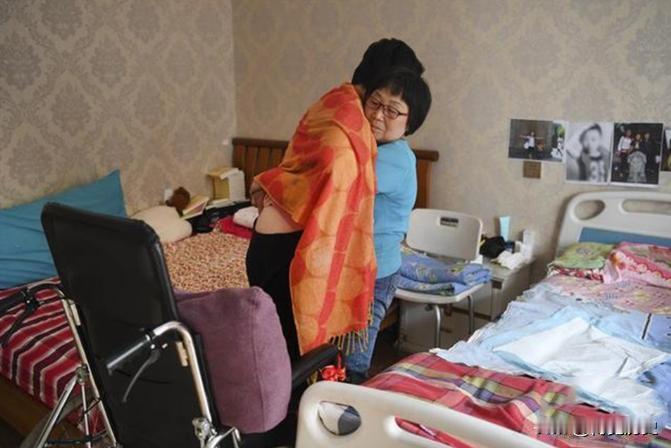 12年陕西一女子车祸后成为植物人，婆婆照顾12年，女子醒后说出的第一句话，竟然让
