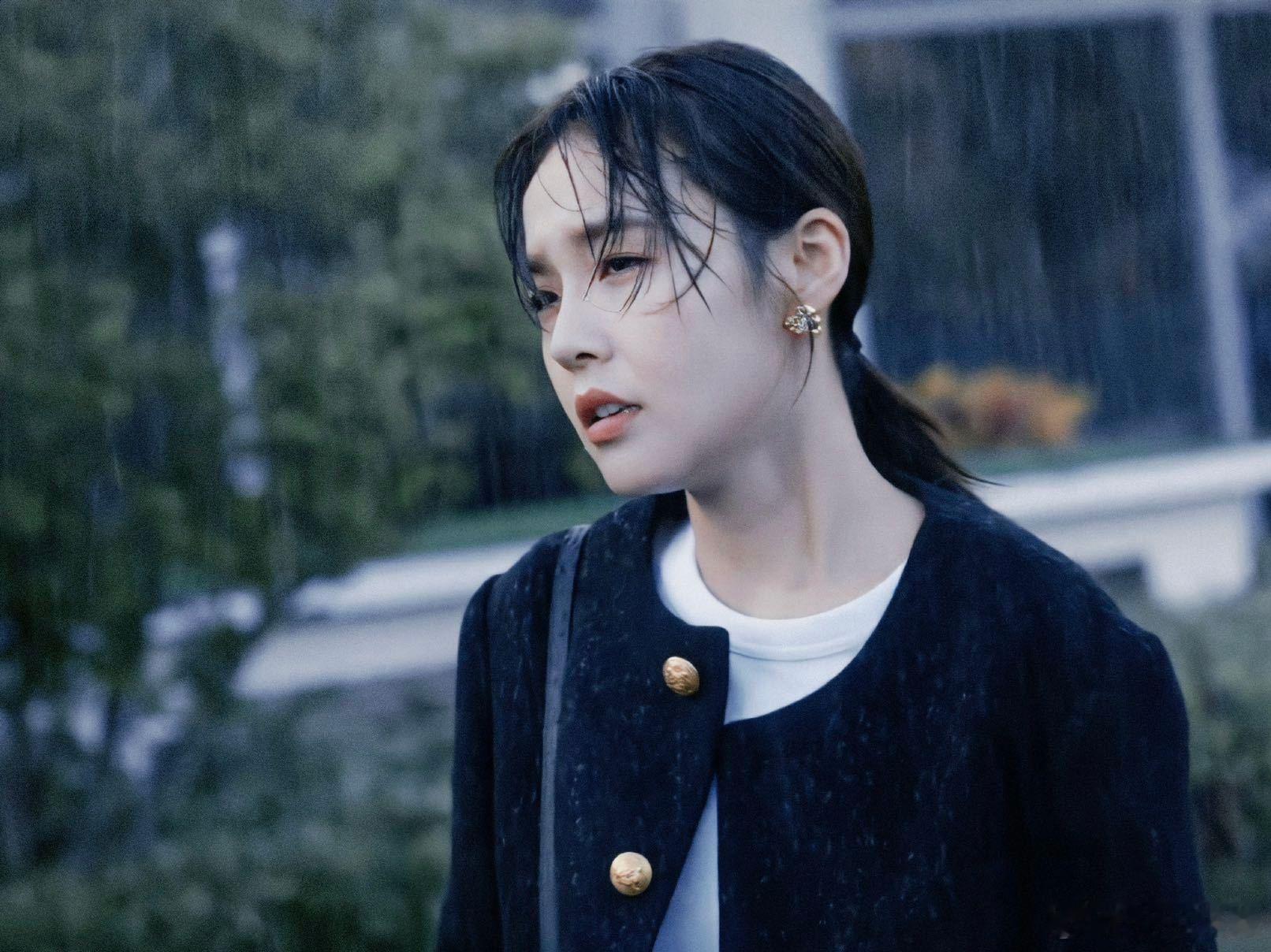 看张佳宁演戏就像开了显微镜，每一个小动作小眼神都精准踩在角色上，真实到不像在演。