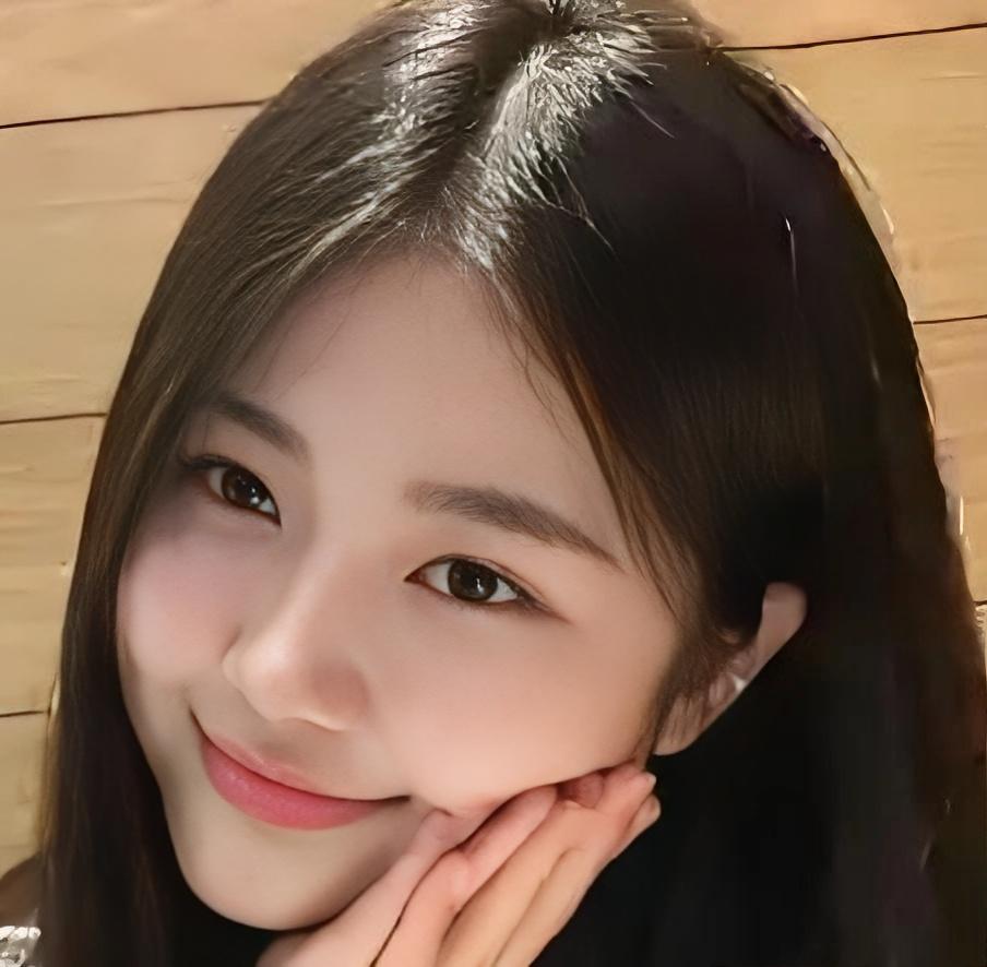 干净脱俗的韩式清纯少女，自带温柔氛围感
 
极具代表性的韩式清纯长相，没有浓艳夸