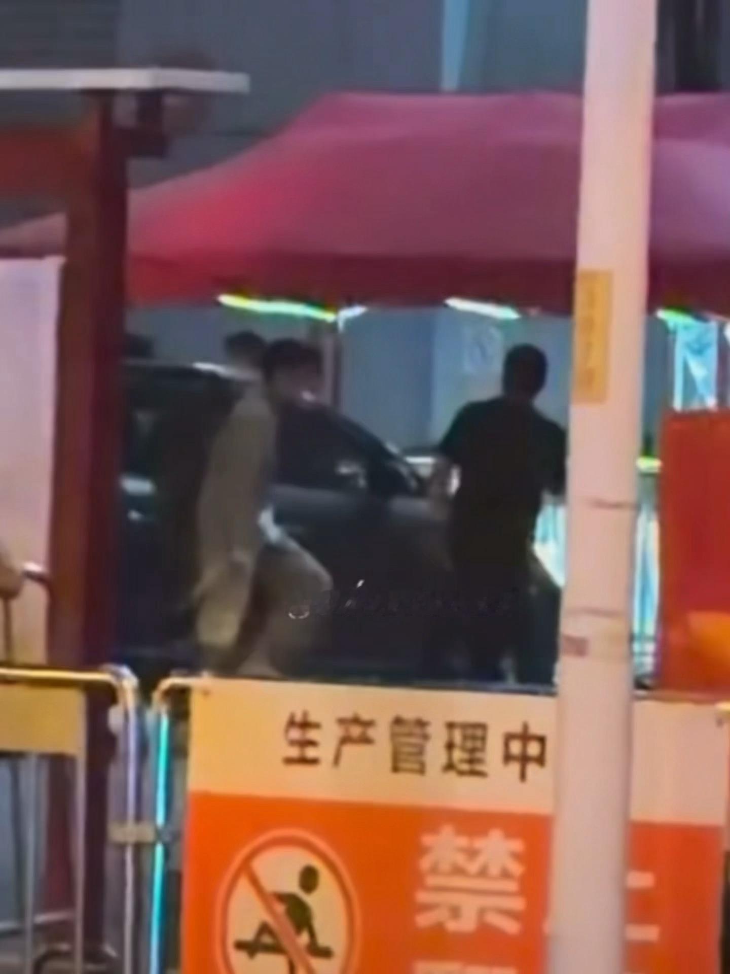 下车这下太好品了 左脚边落地边扭头往这边看 美味 ​​​