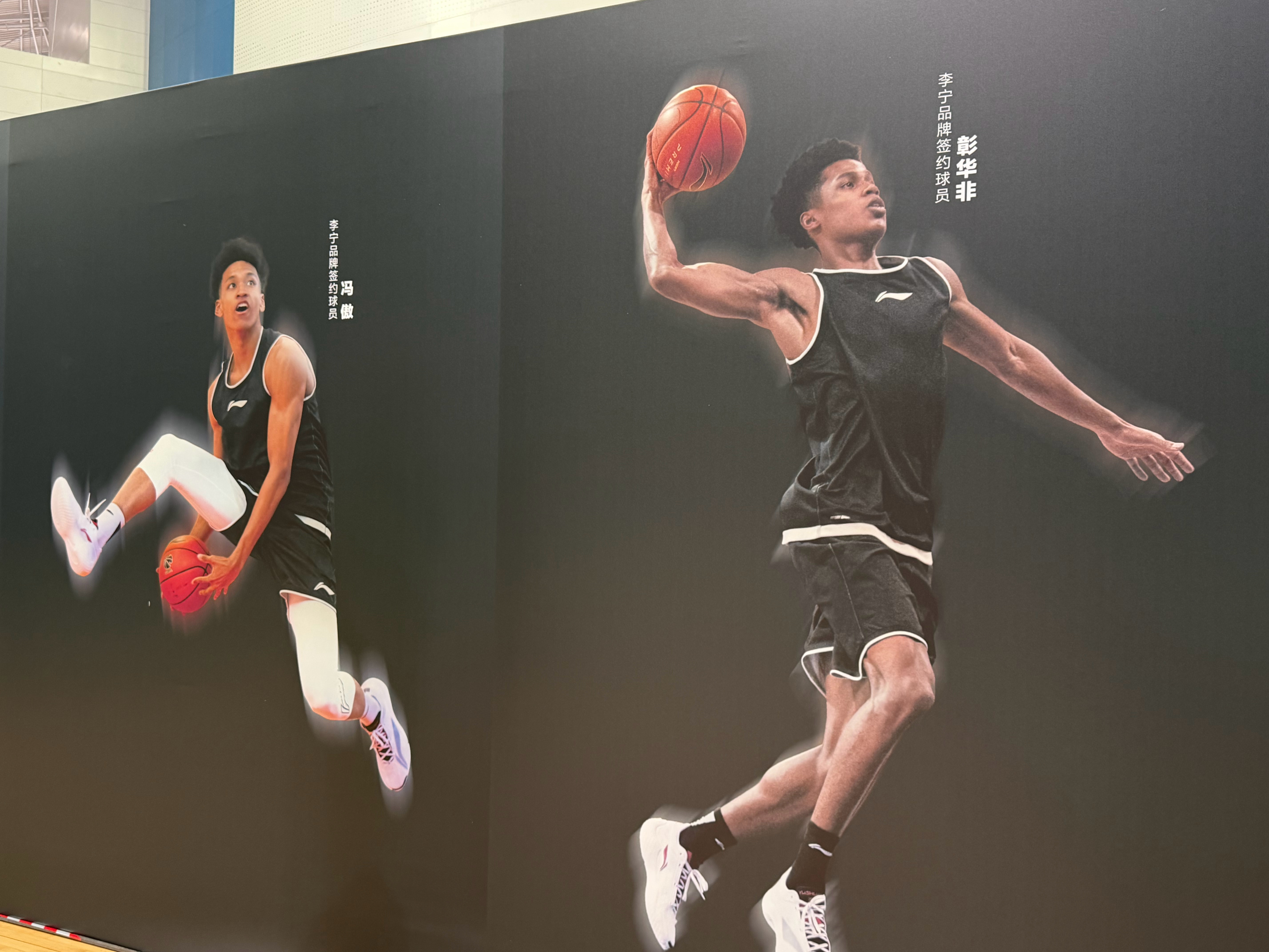 驭帅的发布会上，看到李宁海报上签约球员，多了几个CBA的年轻面孔—— 