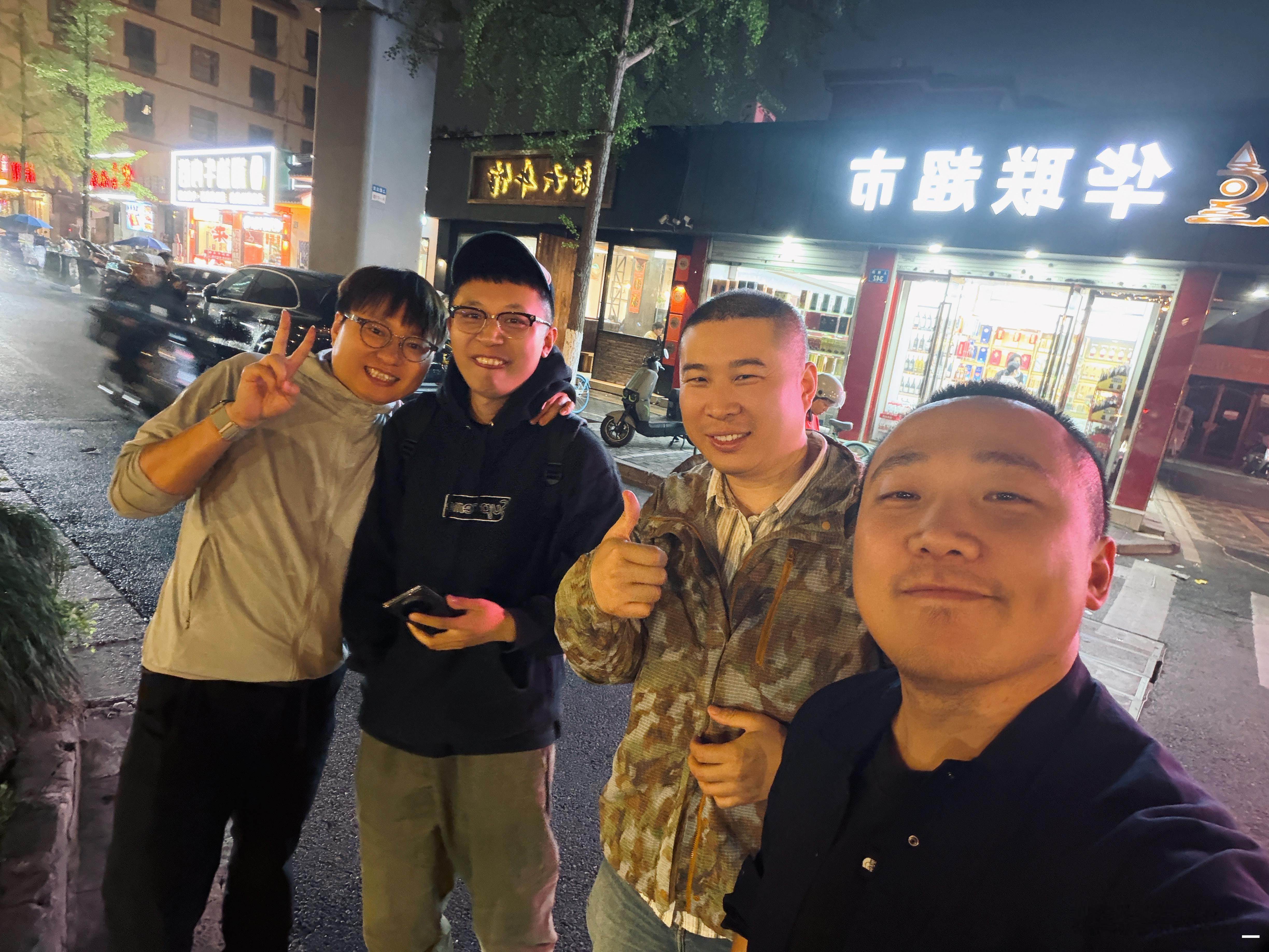 早。每次来萧山的休息室就馋这碗面就好想问他们供应商是哪家真的还阔以，臊子也不错这