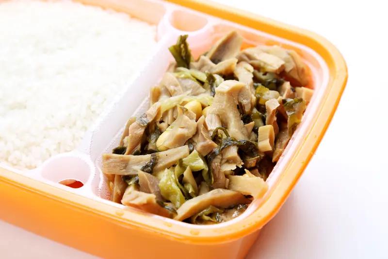 饭菜放置达到5-8小时就属于隔夜菜 很多人以为隔夜菜就是放一晚上隔天吃的菜，其实