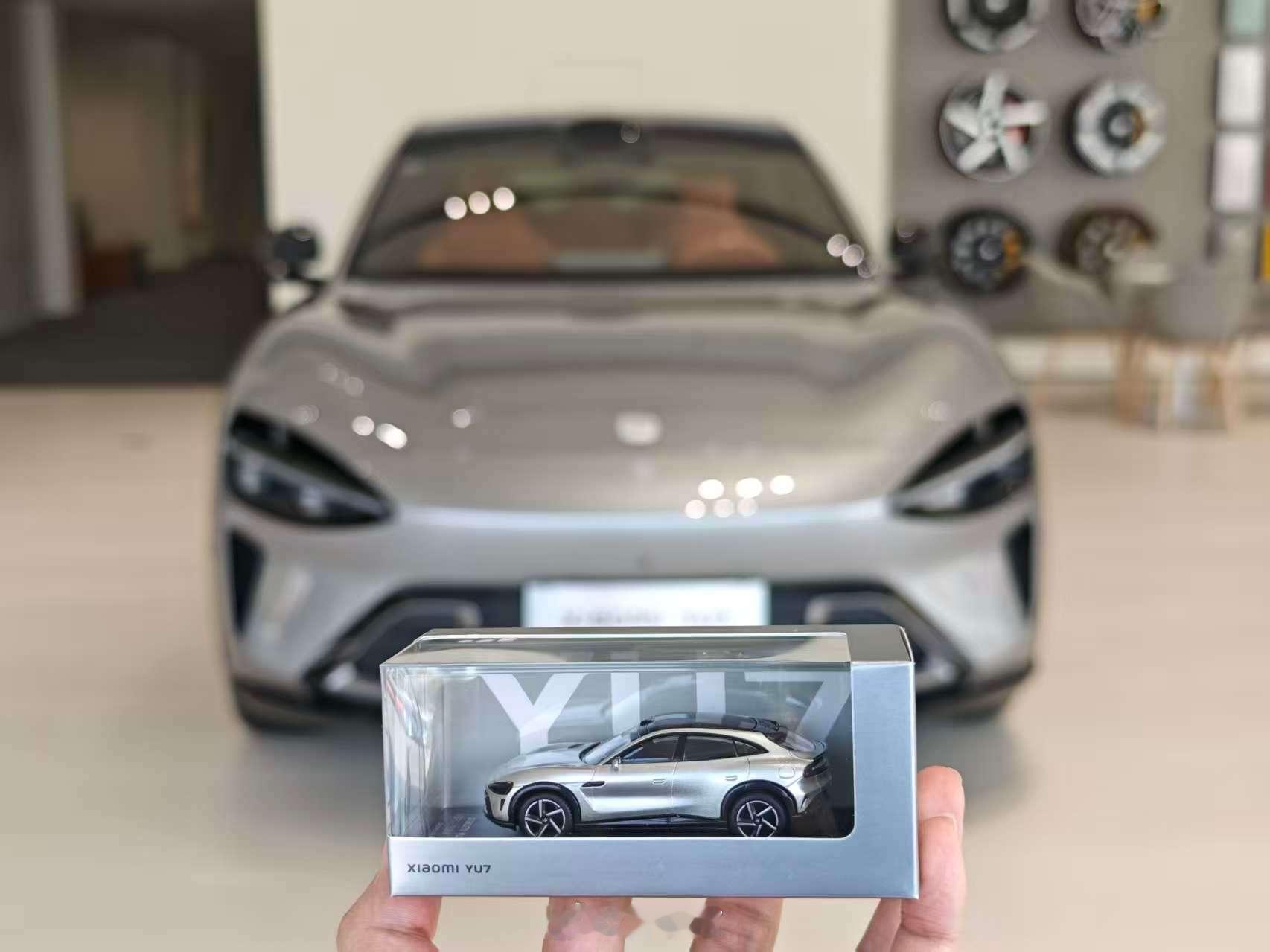 小米YU7 的车模你们都领到了没？公司的小伙伴领了一个钛金属色，挺好看的。小米汽