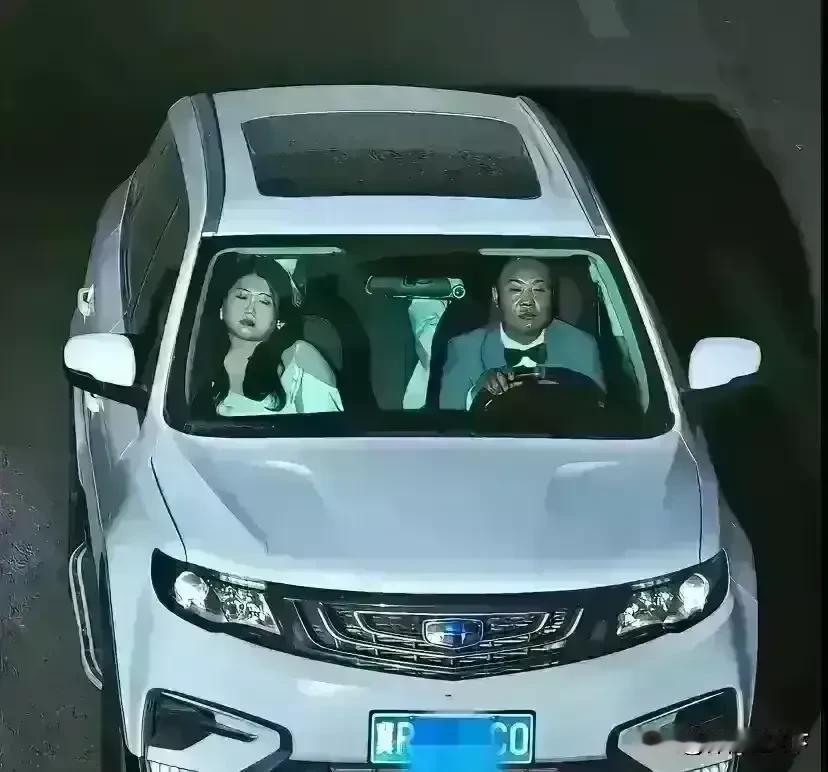 图里面的这辆车违章了，我看了几分钟没看出来，你能找到哪里违章了吗？