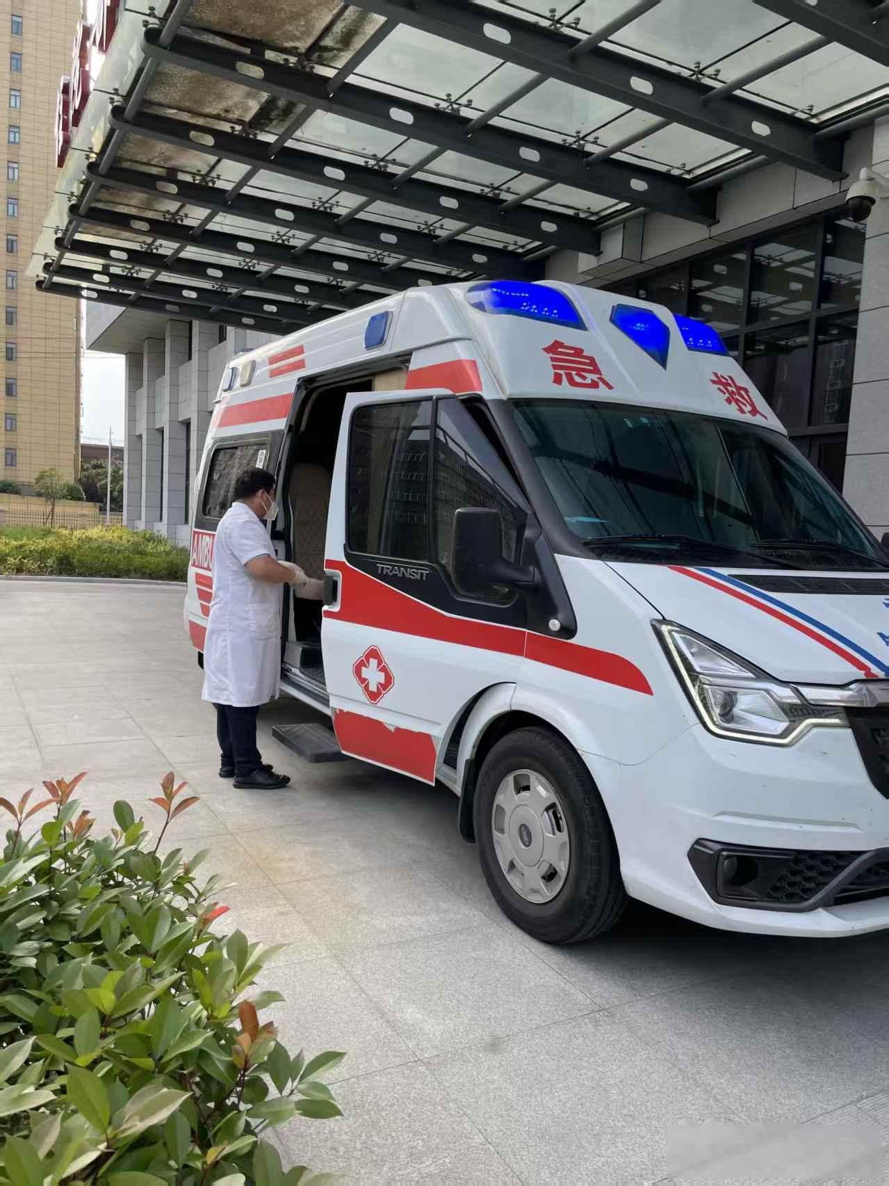 去年8月5日凌晨，深圳龙华区，一位54岁的张女士因为肚子疼拨了120，救护车没去