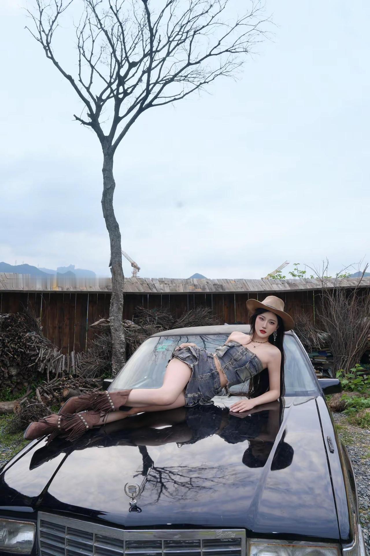 西部牛仔辣妹风 机车辣妹穿搭 拽姐穿搭 复古车拍照 植屋