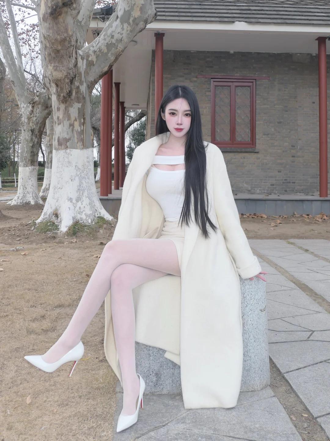 有哪些女生日常好看穿搭可以借鉴女友这套穿搭自带温柔滤镜，米白色大衣版型利落又软糯