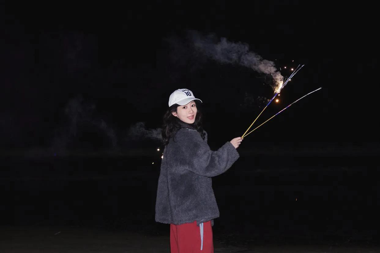 杨紫的海边烟花碎片，氛围感直接拉满！
 
在《国色芳华》一周年之际，杨紫分享了一