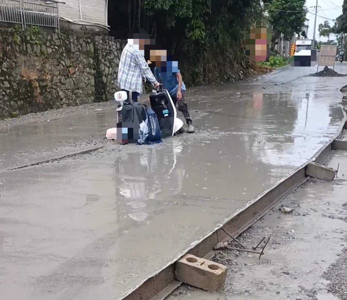 5月20日，网友反映：玉林一新铺路面有路标牌还有人开车去被陷。一辆白色小轿车和一