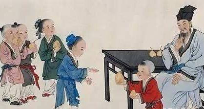 四岁让梨，人人称赞。五十六岁，以"不孝"罪名被砍头。

同一个人。

建安十三年