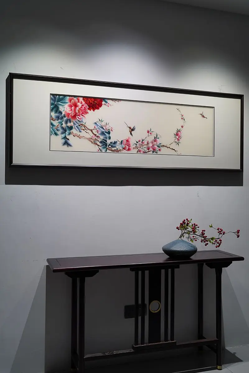 横卷绣绘春枝，牡丹海棠共栖灵禽 长卷留白，花枝蜿蜒，丹芍雍容，海棠凝蕊...