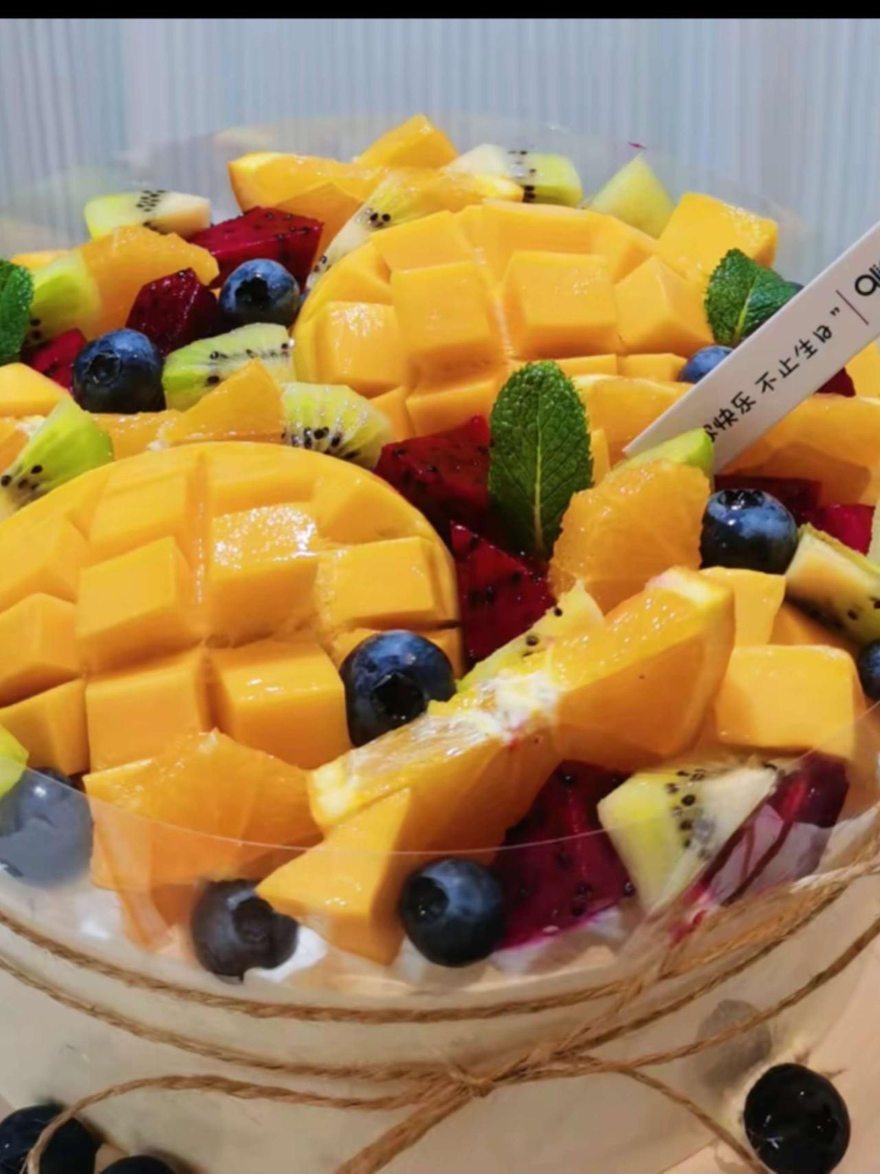 一岁一礼，一寸欢喜，奔赴璀璨的四季！“今天是没有流星，也可以许愿的日子。生日蛋糕