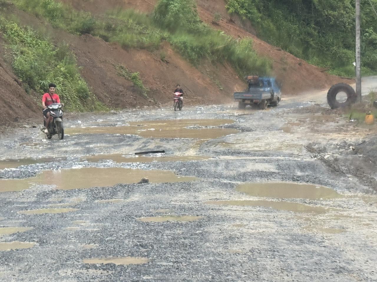 老挝遭遇洪水过后…
全路段路况更烂，全是积水
普通轿车已经过不去了
虽然积水看着