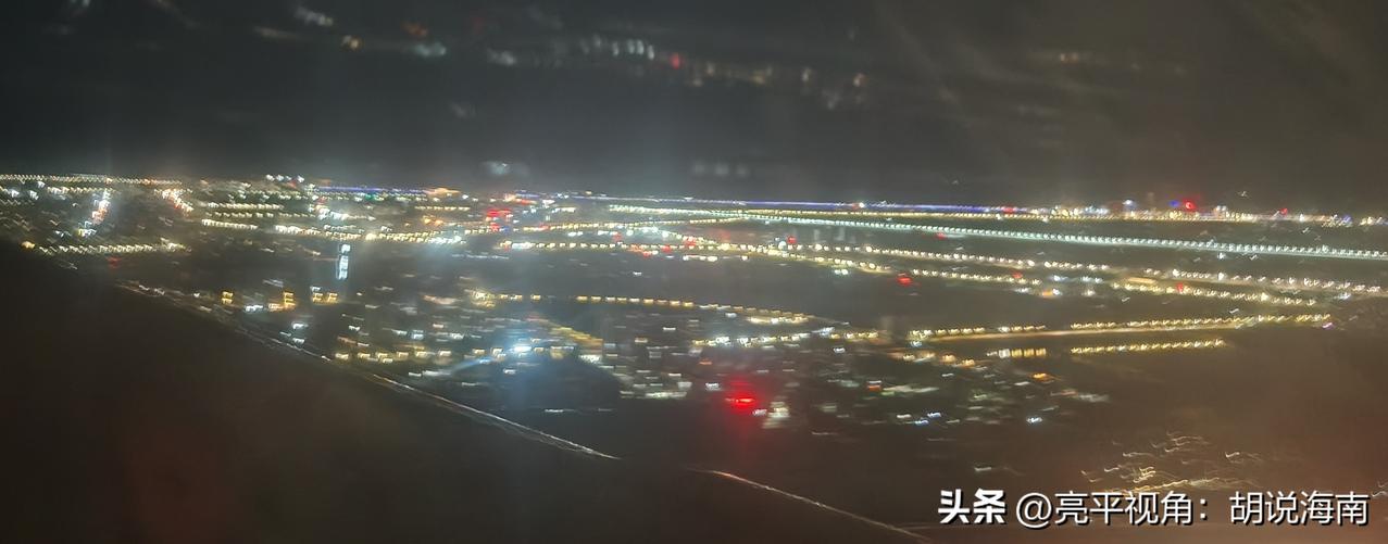 凌晨1点1刻美兰机场夜景。🌃飞机上看夜景还挺治愈的。底下星星点点的光，像打翻了